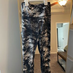 Wunder Under Lulu leggings - black and white print. Size 6, 25 inch
